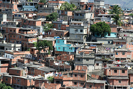 Eine Favela in Brasilien